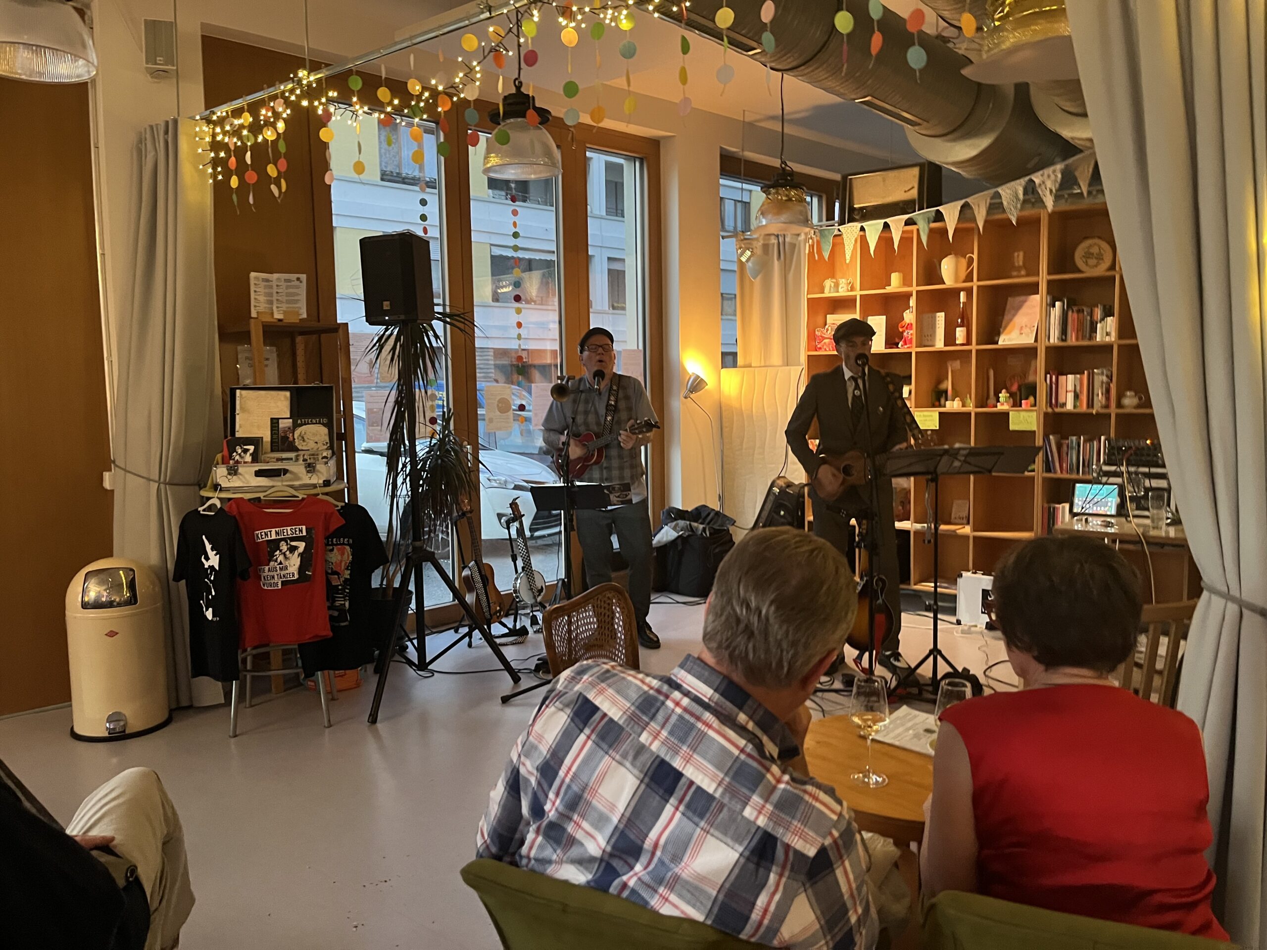 Ukes of Tomorrow – Punk Rock Cover auf der Ukulele